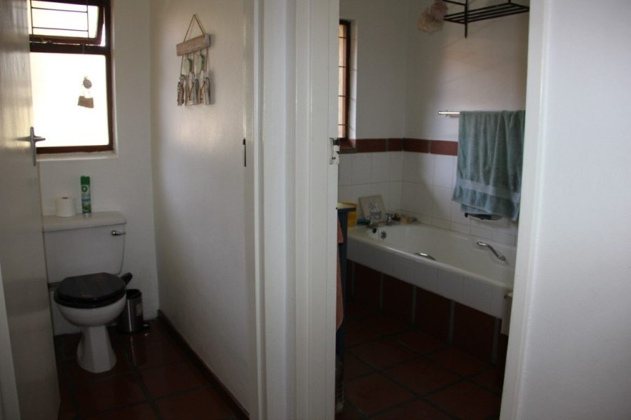 To Let 3 Bedroom Property for Rent in Golden Acre Western Cape